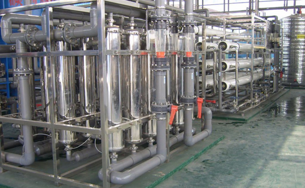       化工行业中的高纯水主要应用于电池行溶剂用纯水、化学分析、化工材料、产品清洗、物质的分离、浓缩、提纯，废物回收等场合的用水，对于水质要求相对来说不是太高，纯水电导率从0.1uS/cm-20uS/cm就基本上能满足要求。樱桃视频大全免费高清版观看公司可根据客户对水质的具体要求，采用反渗透，离子交换，EDI等超纯水生产工艺的不同组合，生产出即经济实用，又