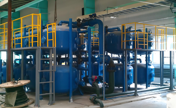 石油化工炼油装置循环水系统简介石油化工炼油装置循环水系统是炼油生产的核心配套系统，主要为炼油全流程设备提供冷却服务，覆盖常减压、催化裂化、加氢精制等关键装置，是保障炼